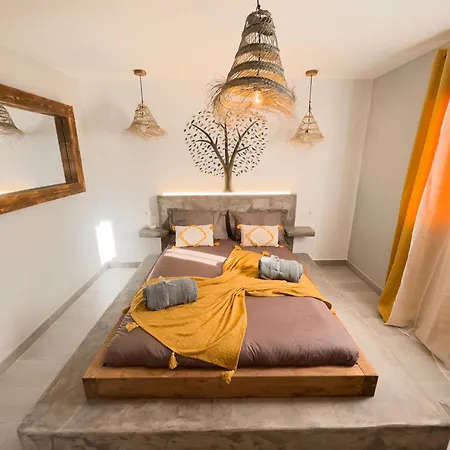 Ahul Con Pequena Piscina