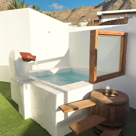 Ahul Con Pequena Piscina Famara