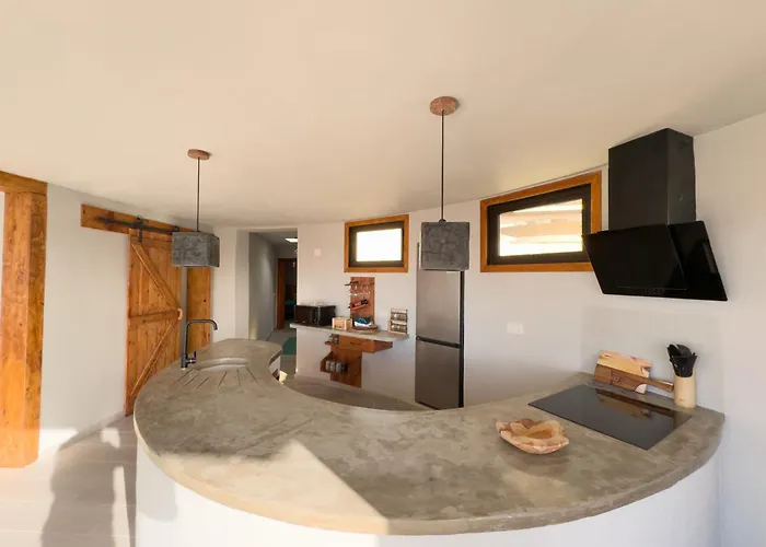 Ahul Con Pequena Piscina *