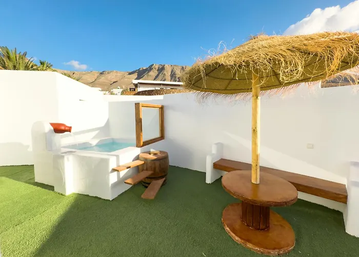 Ahul Con Pequena Piscina *