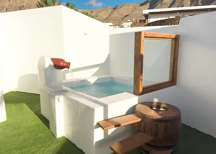 Ahul Con Pequena Piscina Famara